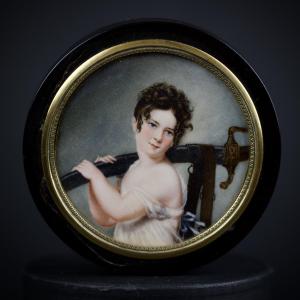 Boîte circulaire, Jeune fille tenant un sabre d'après Chaudet, Premier Empire, début XIXe