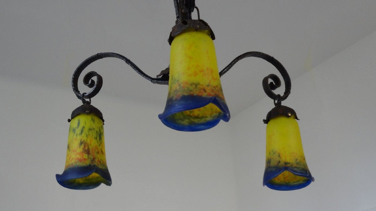 Proantic: LUSTRE ART DECO FER BATTU ET PATE DE VERRE BICOLORE