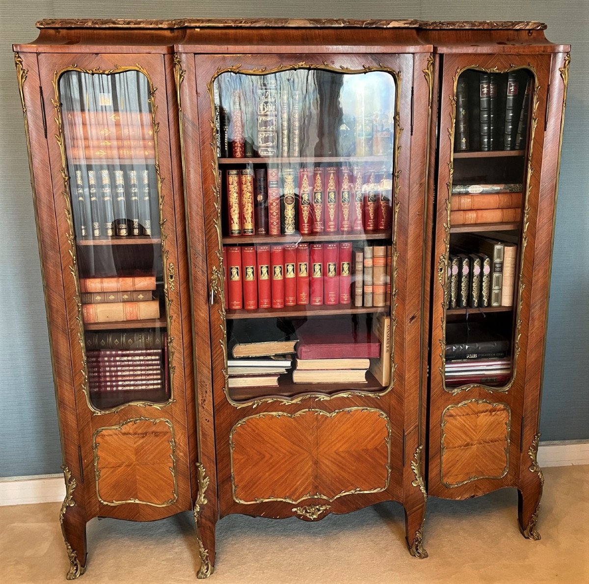 Bibliothèque vitrine Louis XV trois portes en marqueterie Napoléon III