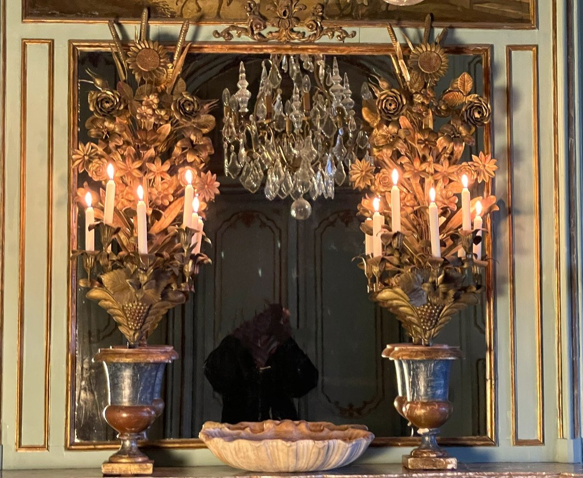 Grands vases Médicis portant des bouquets candélabres-torchères bois doré et laiton ép XIXème