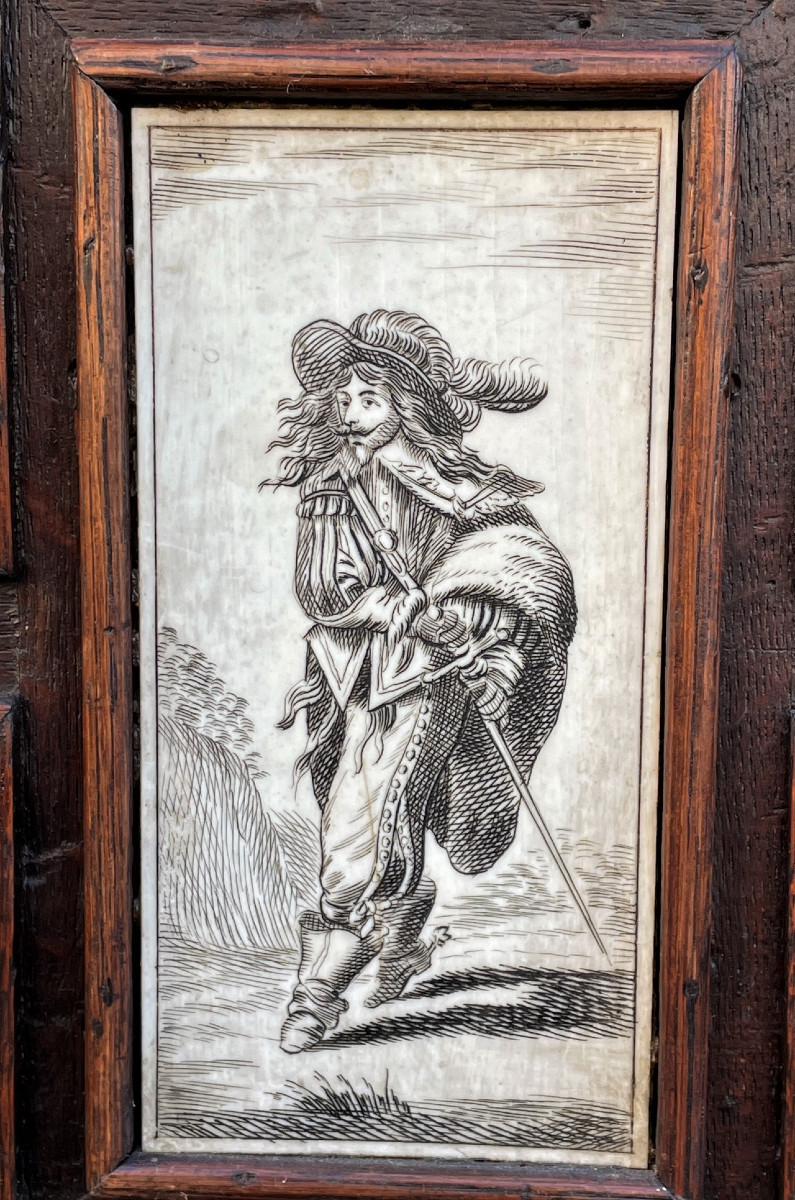 Buffet sculpté de style Renaissance orné de plaques d’ivoire : mousquetaires-photo-2