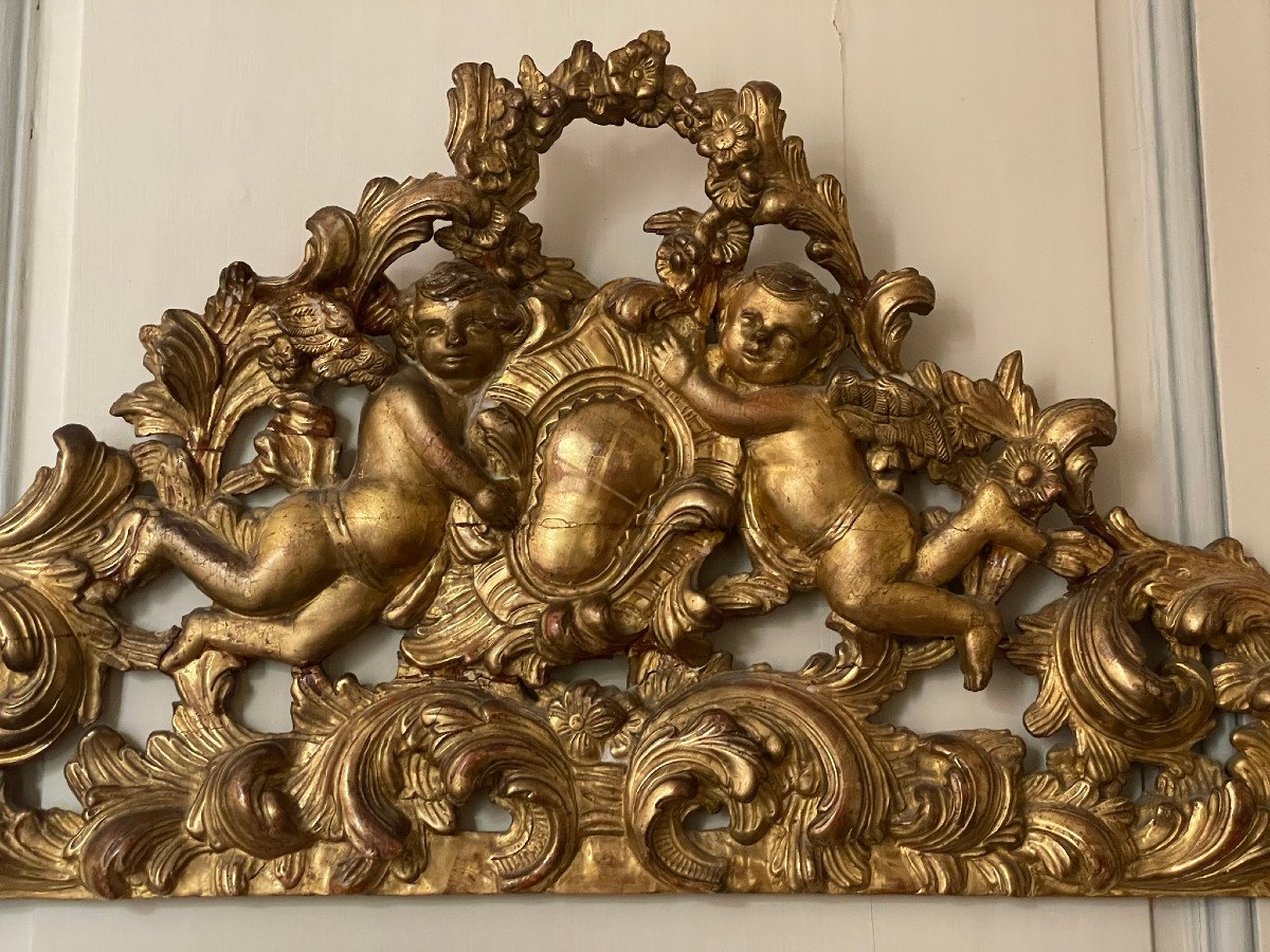 18th Century Openwork Gilded Wooden Mirror Pediment With Two Angels Facing Each Other-photo-4