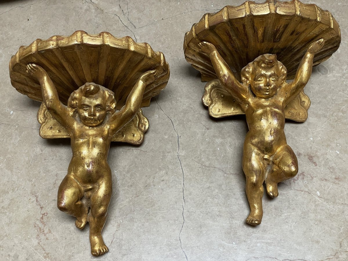 Consoles en bois doré, paire d’angelots, anges et coquille, appliques-photo-1