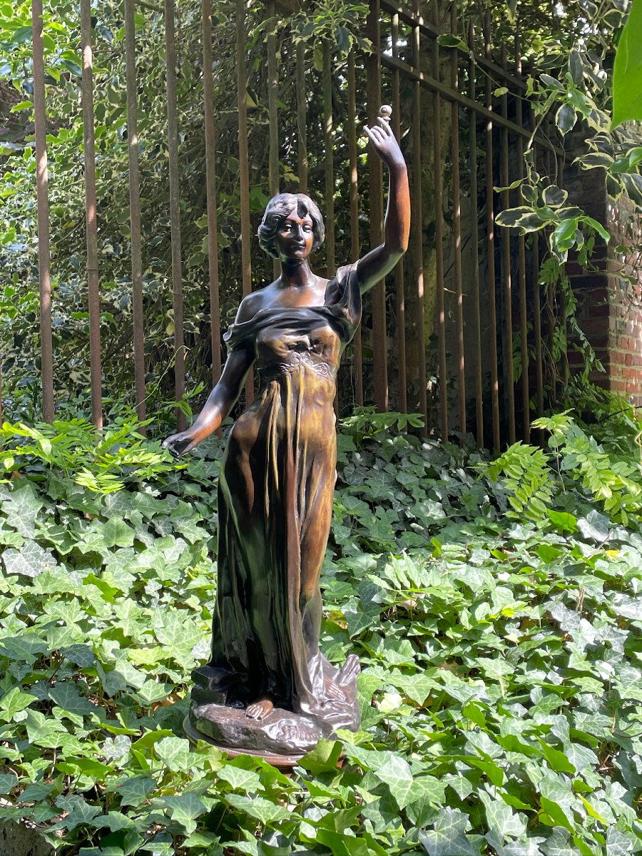 Sculpture de jeune femme intitulée « Science » par Constant-photo-2