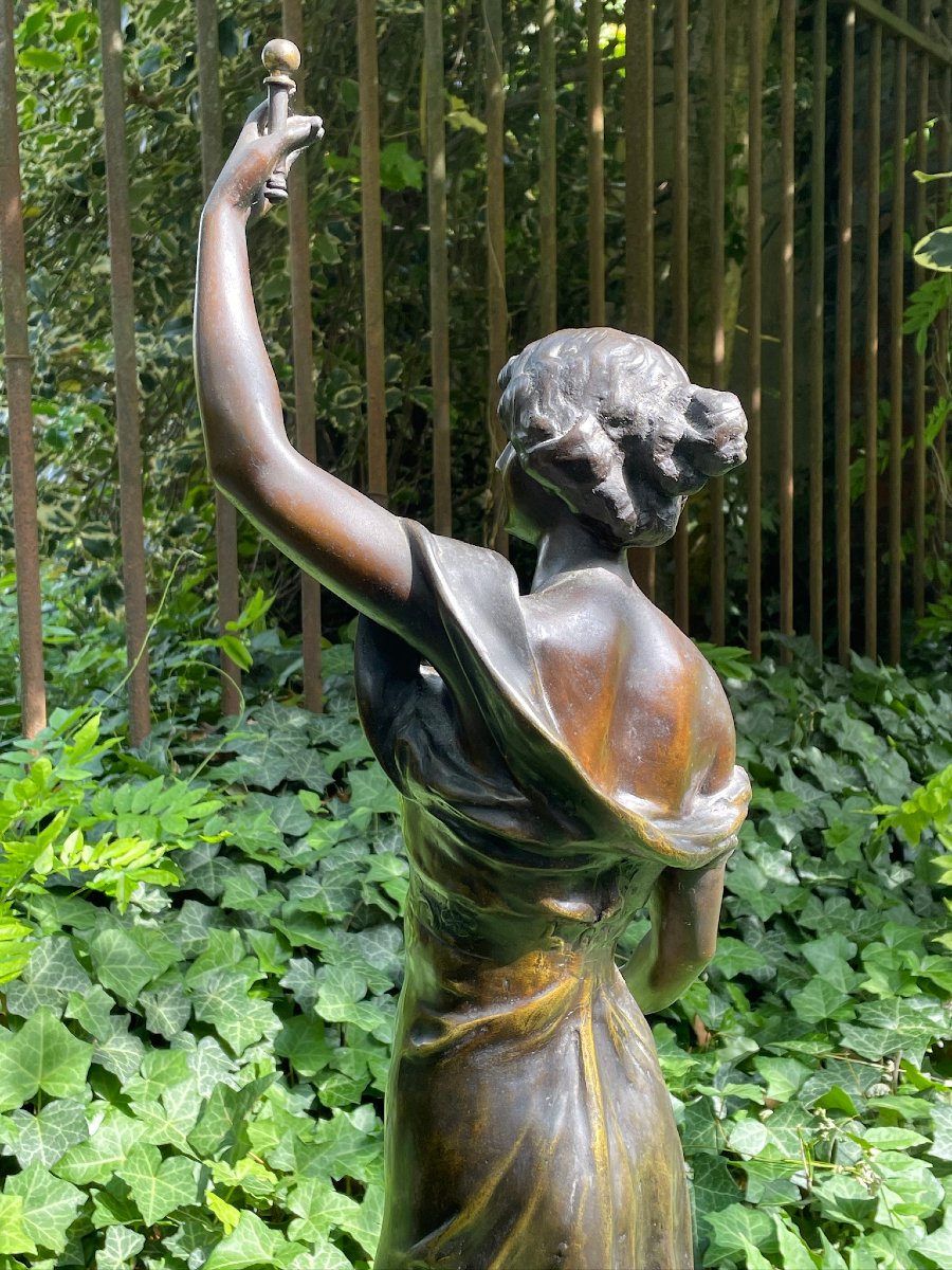 Sculpture de jeune femme intitulée « Science » par Constant-photo-8