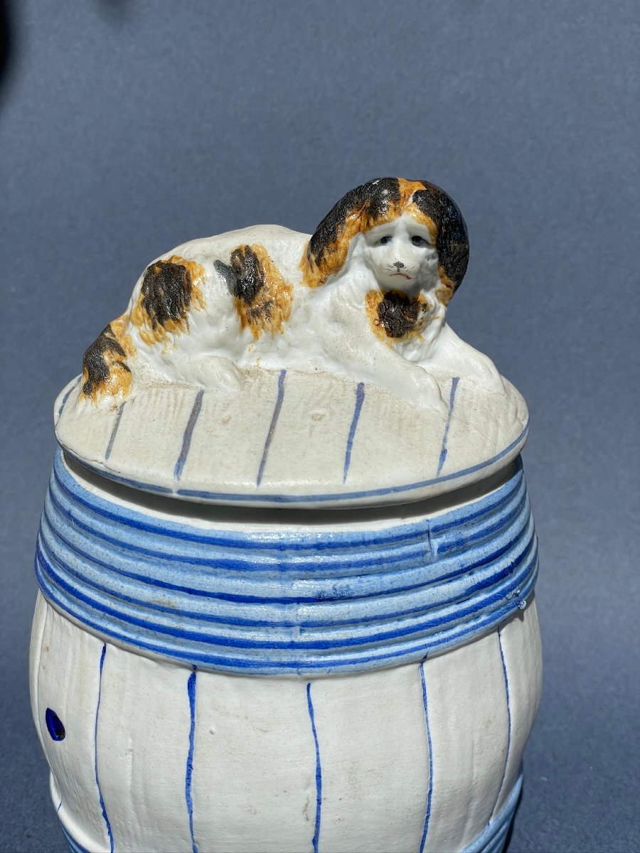 Sucrier, boite à biscuit en porcelaine en forme de barrique avec chien King Charles couché-photo-2