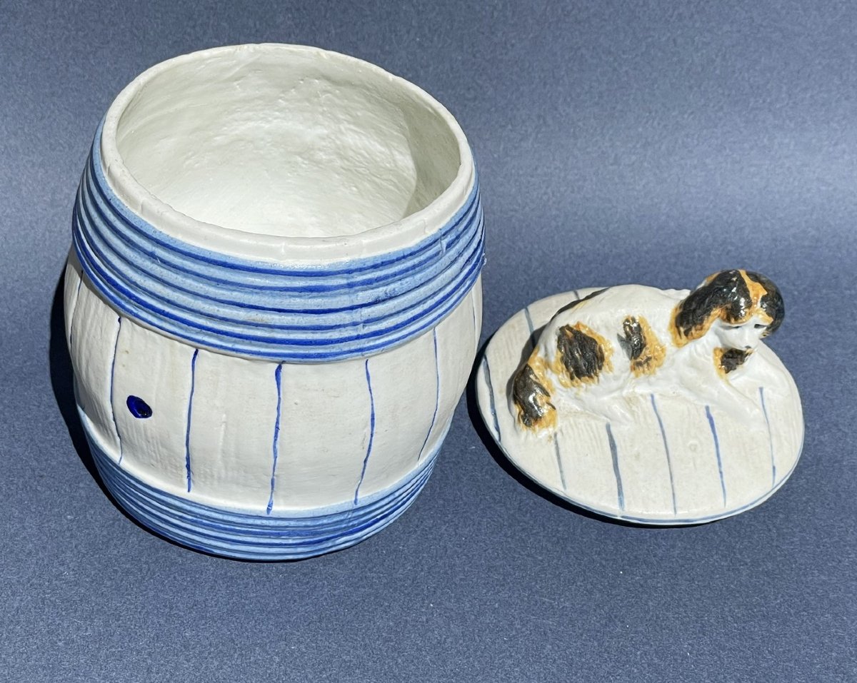 Sucrier, boite à biscuit en porcelaine en forme de barrique avec chien King Charles couché-photo-3