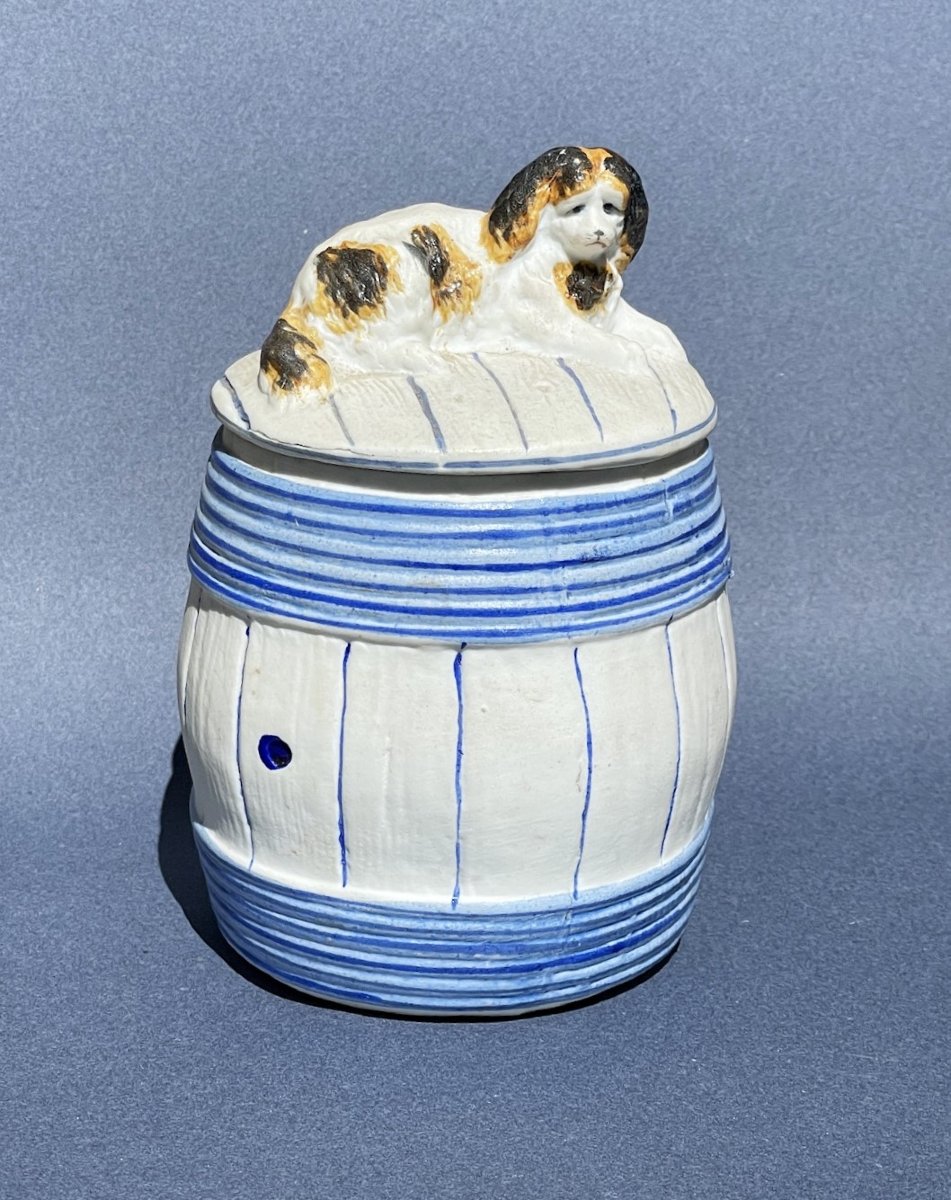 Sucrier, boite à biscuit en porcelaine en forme de barrique avec chien King Charles couché-photo-1