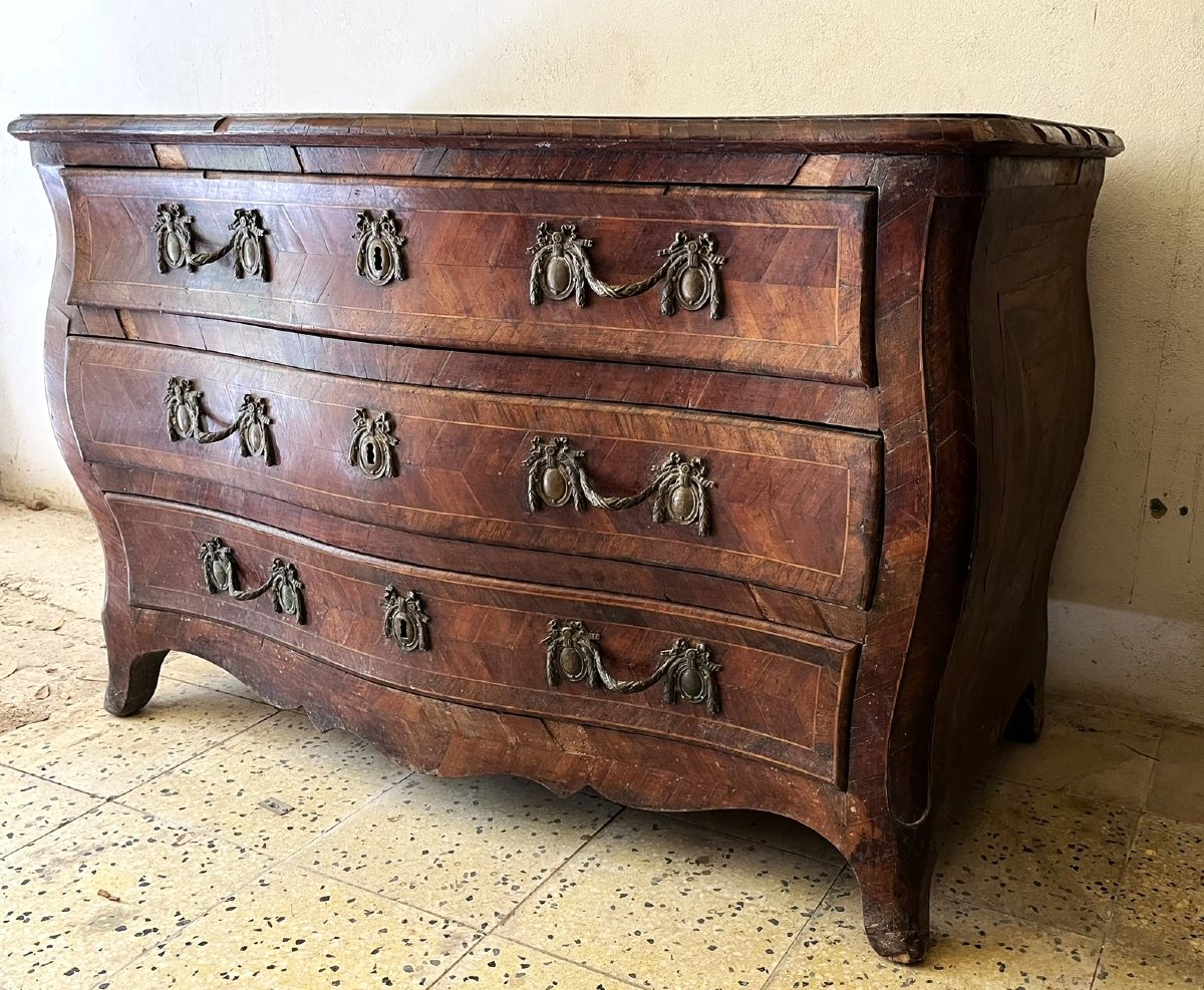 Commode de style Louis XV dite « tombeau », galbée toutes faces, marqueterie de bois fruitiers-photo-2