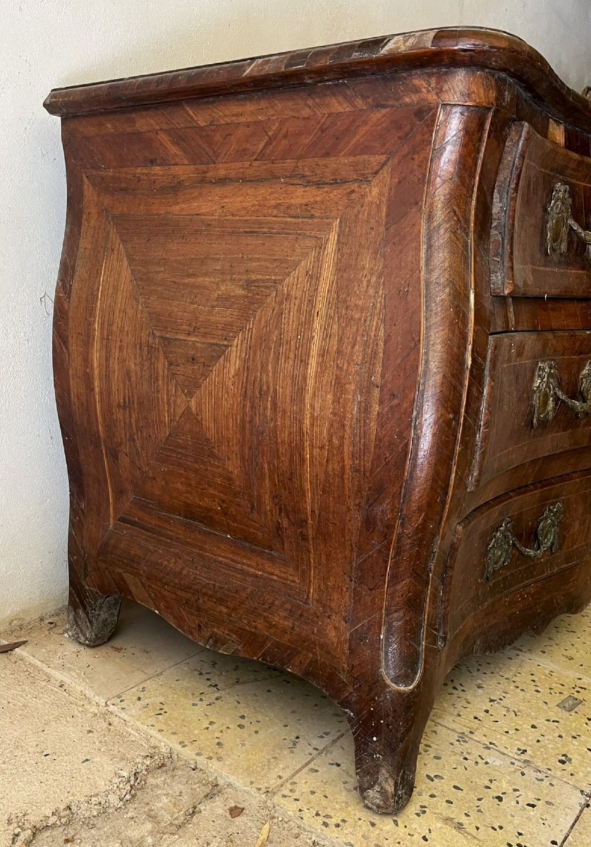 Commode de style Louis XV dite « tombeau », galbée toutes faces, marqueterie de bois fruitiers-photo-3