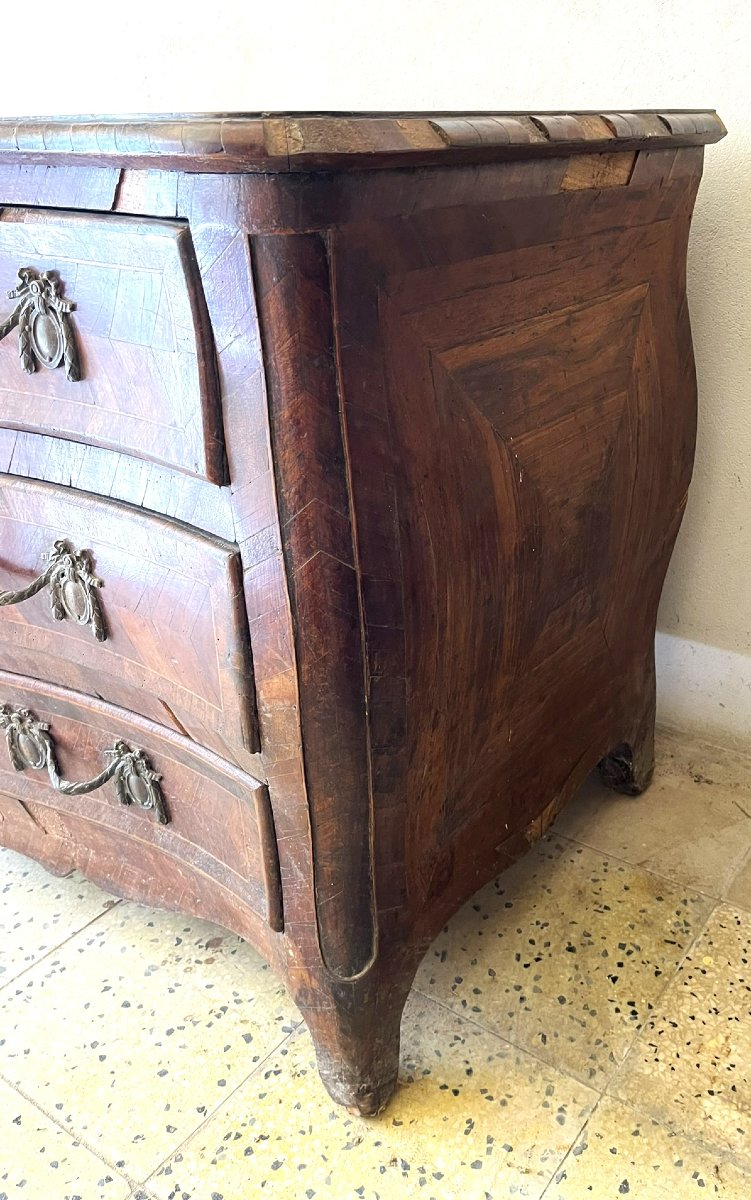 Commode de style Louis XV dite « tombeau », galbée toutes faces, marqueterie de bois fruitiers-photo-4