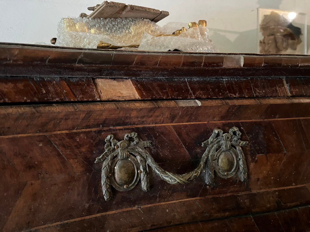 Commode de style Louis XV dite « tombeau », galbée toutes faces, marqueterie de bois fruitiers-photo-1