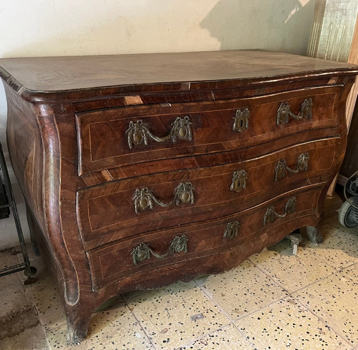 Commode de style Louis XV dite « tombeau », galbée toutes faces, marqueterie de bois fruitiers-photo-2