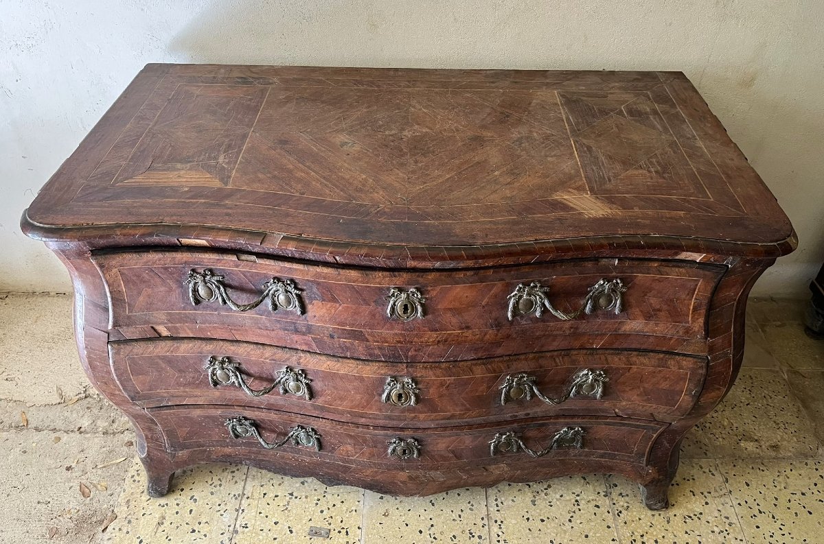 Commode de style Louis XV dite « tombeau », galbée toutes faces, marqueterie de bois fruitiers-photo-3
