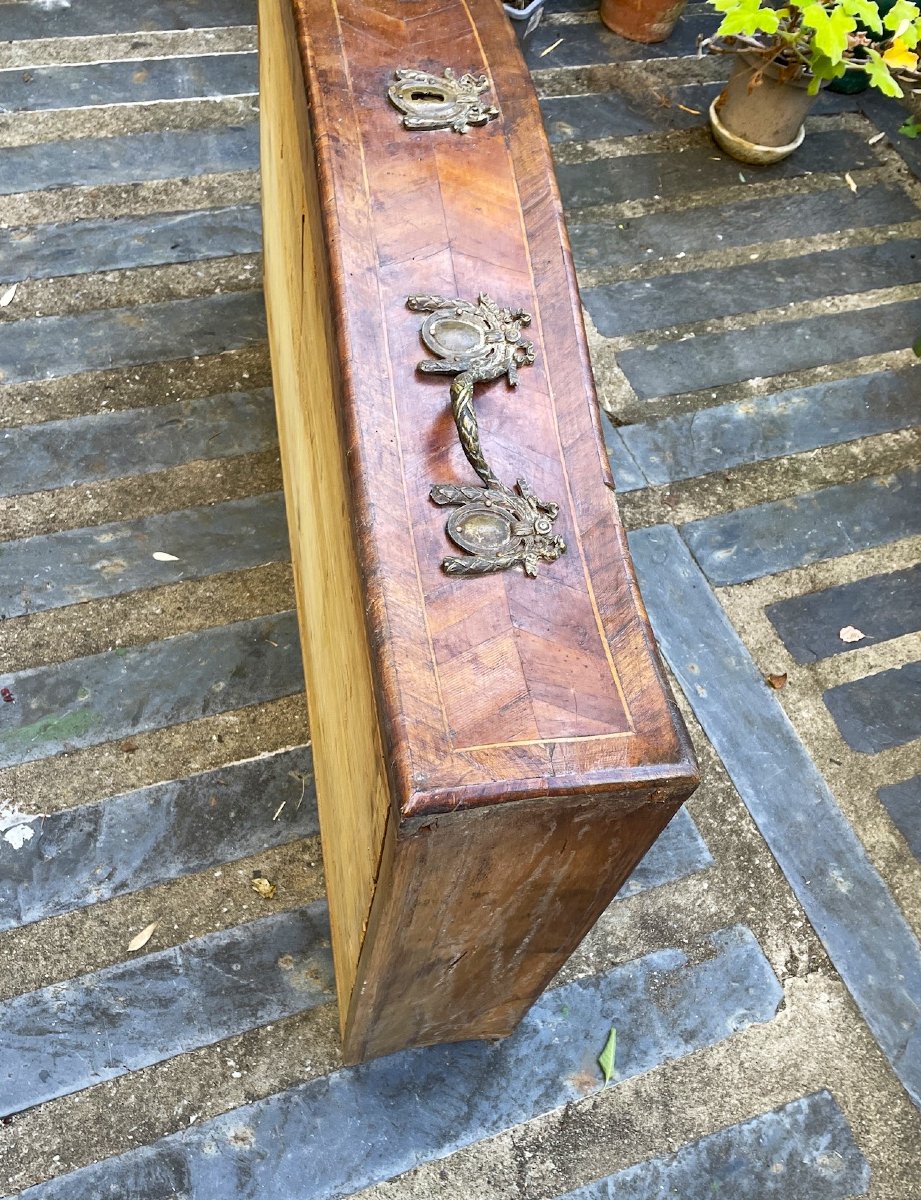 Commode de style Louis XV dite « tombeau », galbée toutes faces, marqueterie de bois fruitiers-photo-4
