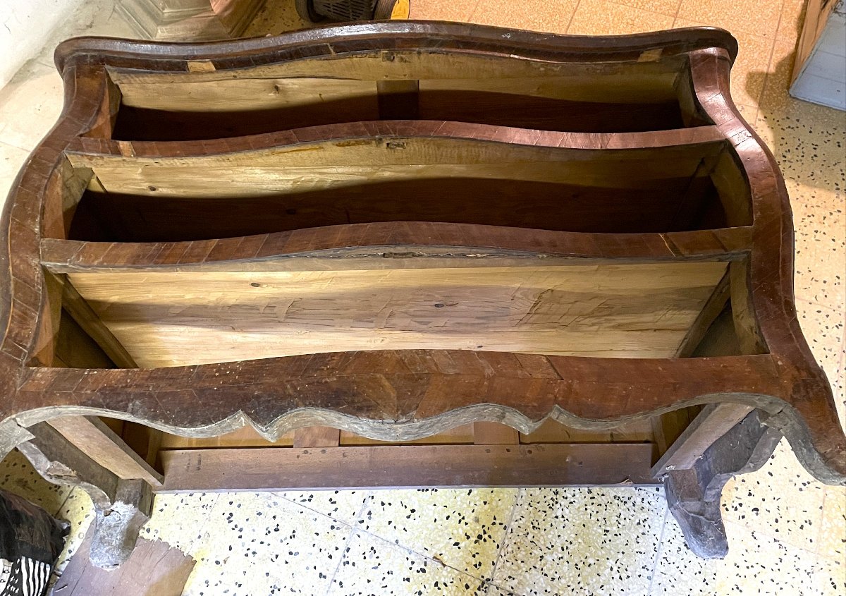 Commode de style Louis XV dite « tombeau », galbée toutes faces, marqueterie de bois fruitiers-photo-7