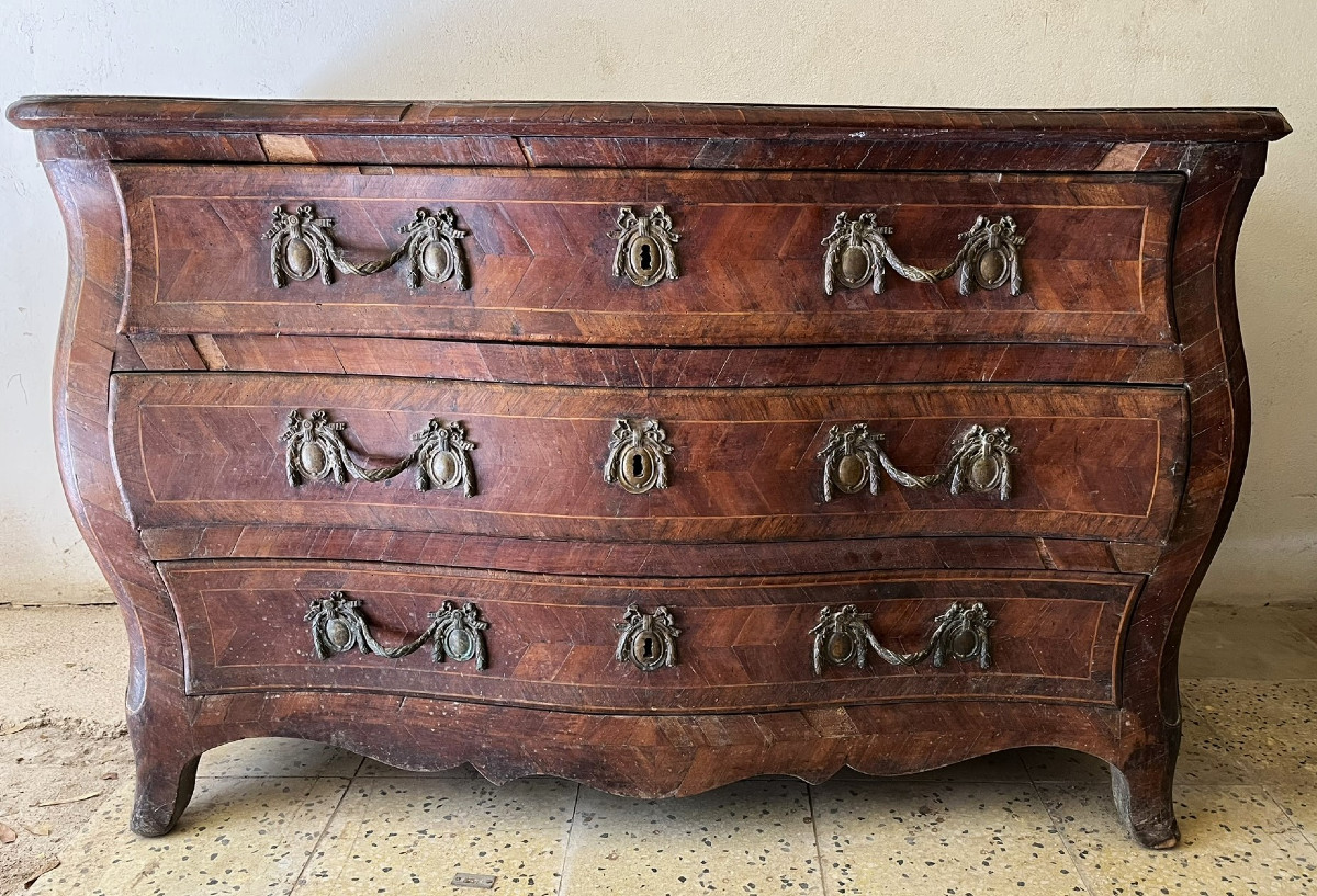 Commode de style Louis XV dite « tombeau », galbée toutes faces, marqueterie de bois fruitiers