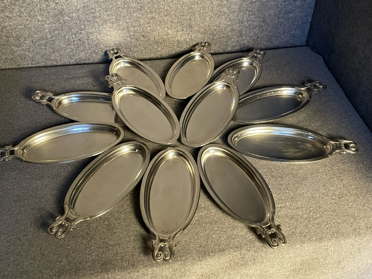 Suite de douze raviers, petits plats oblongs en métal argenté Art Déco