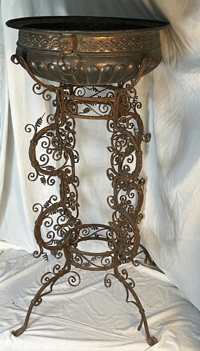 Piètement de bassin en fer forgé Italie Venise XVIIème, et vasque jardinière en cuivre