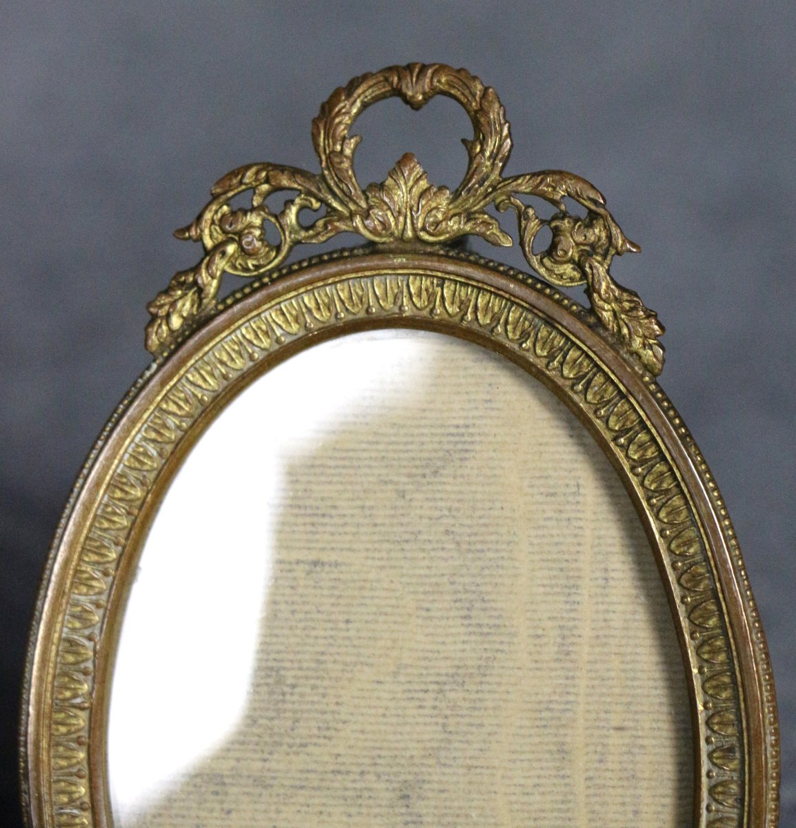 Paire de petits cadres photo ovales en bronze doré ouvragé fin XIXème siècle-photo-3