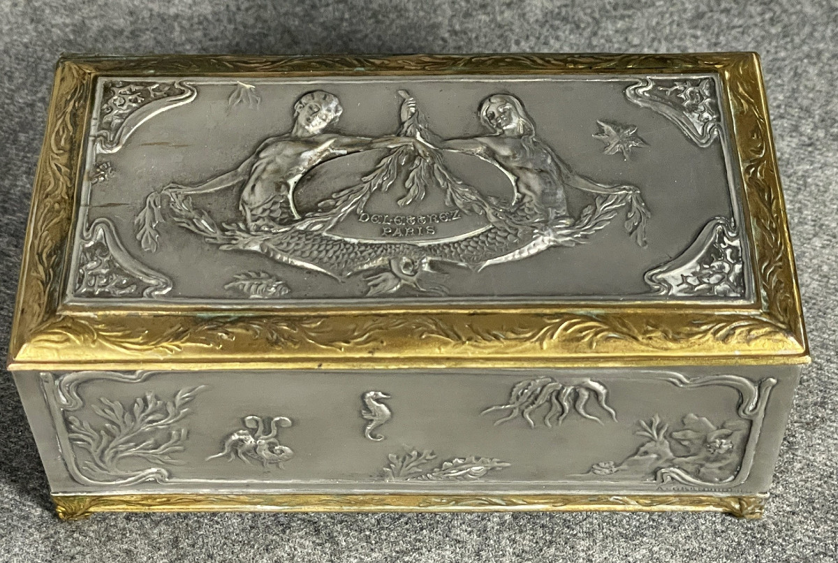Coffret du parfum MAR DEL PLATA en métal doré et argent, signé DELETTREZ en 1910.