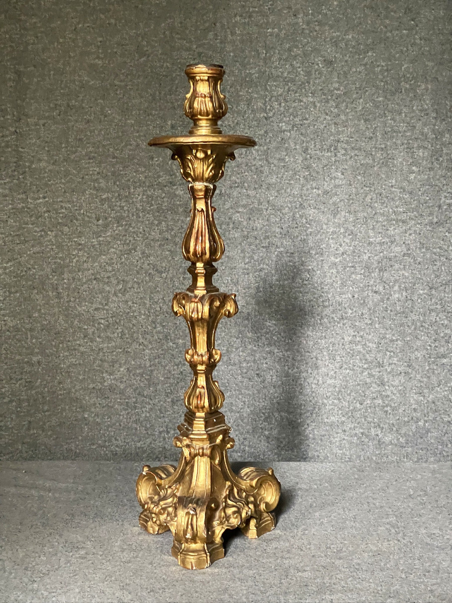 Grande torchère, pique cierge, flambeau, chandelier, en bois sculpté doré début XVIIIème siècle