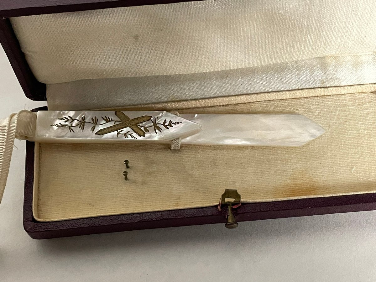 Signet, marque page en nacre et médaille de la Vierge-photo-3