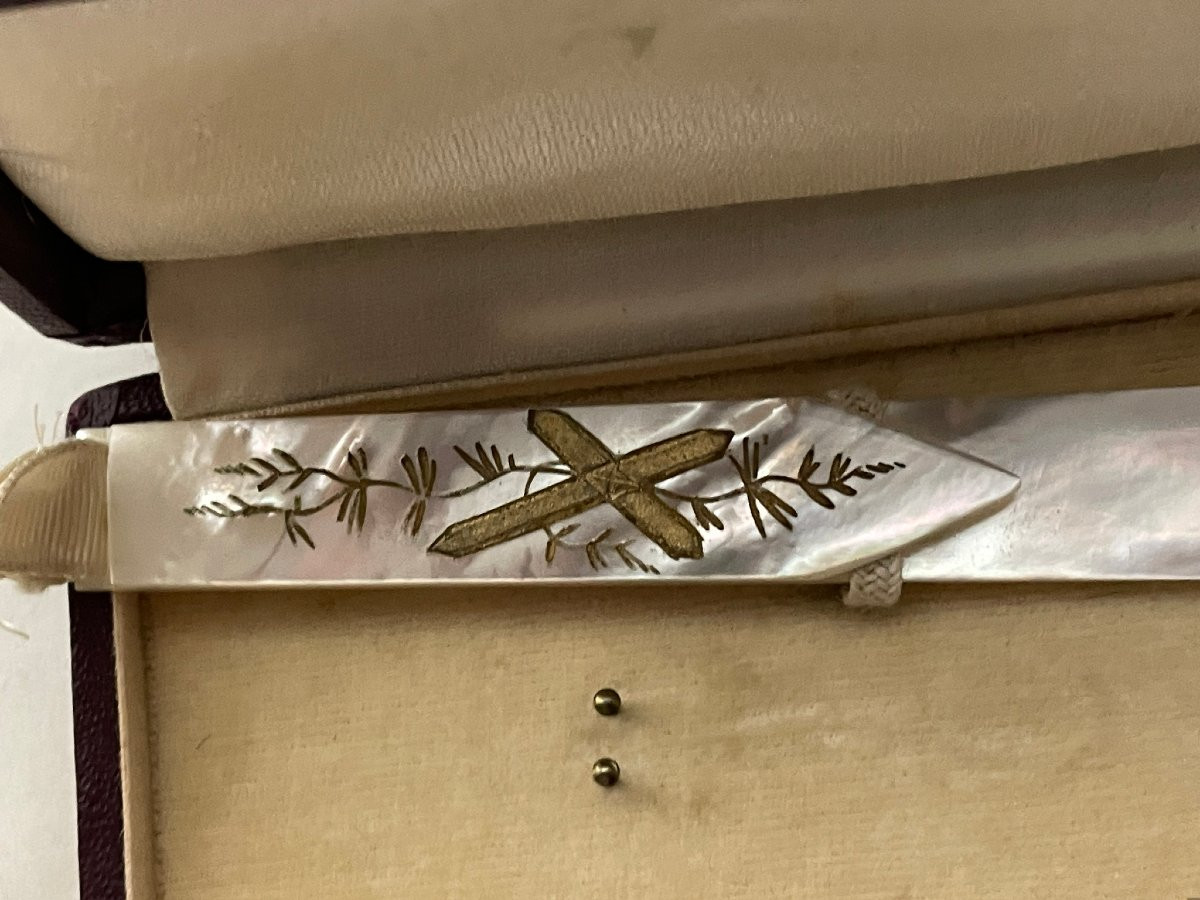 Signet, marque page en nacre et médaille de la Vierge-photo-4