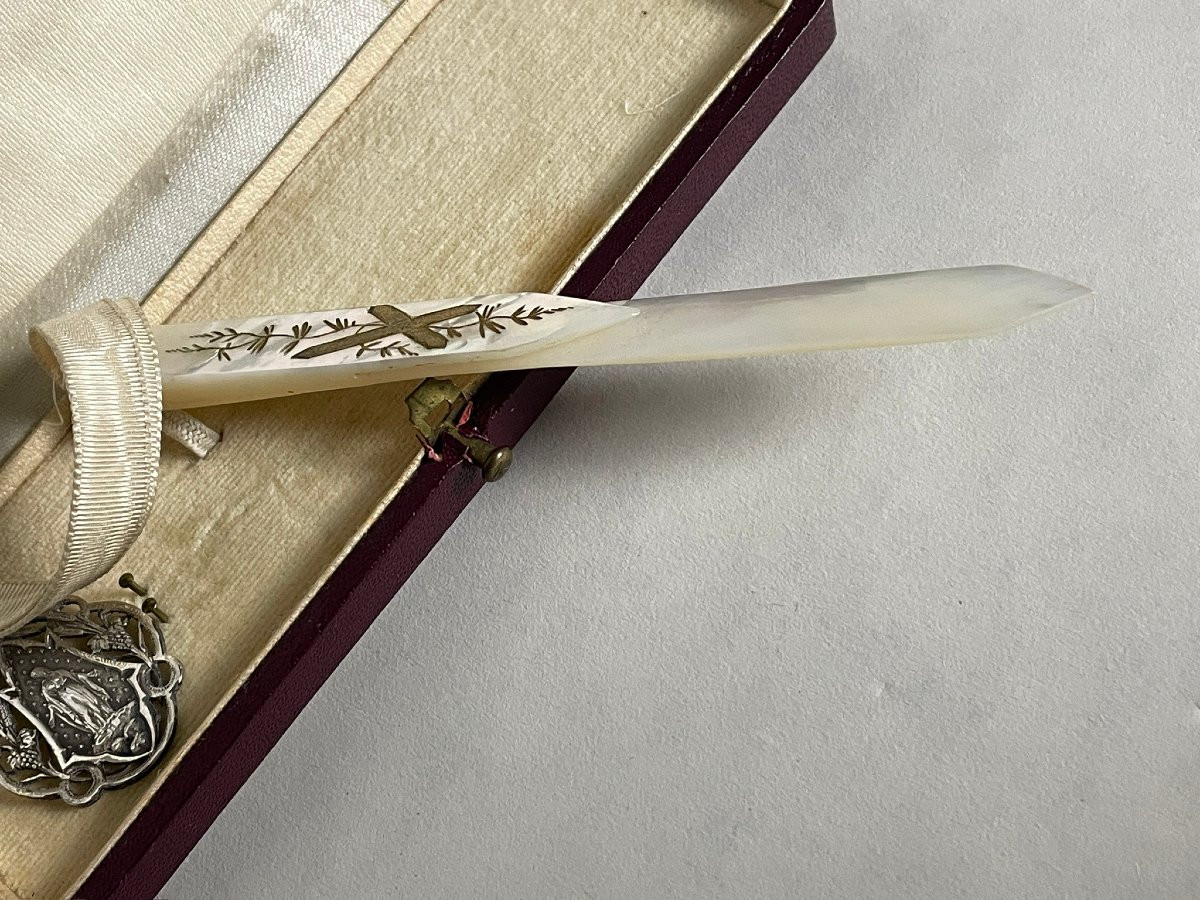 Signet, marque page en nacre et médaille de la Vierge-photo-1