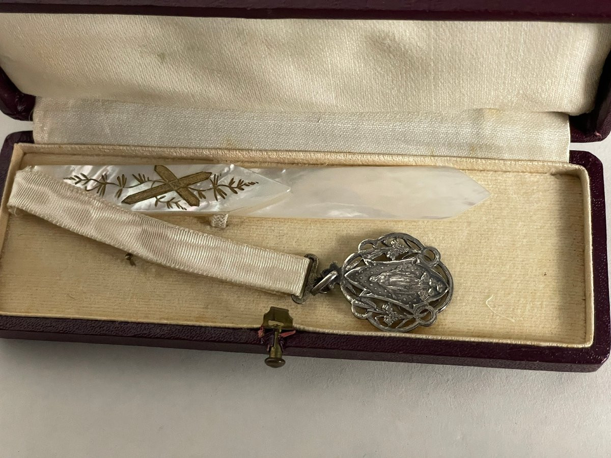 Signet, marque page en nacre et médaille de la Vierge-photo-2