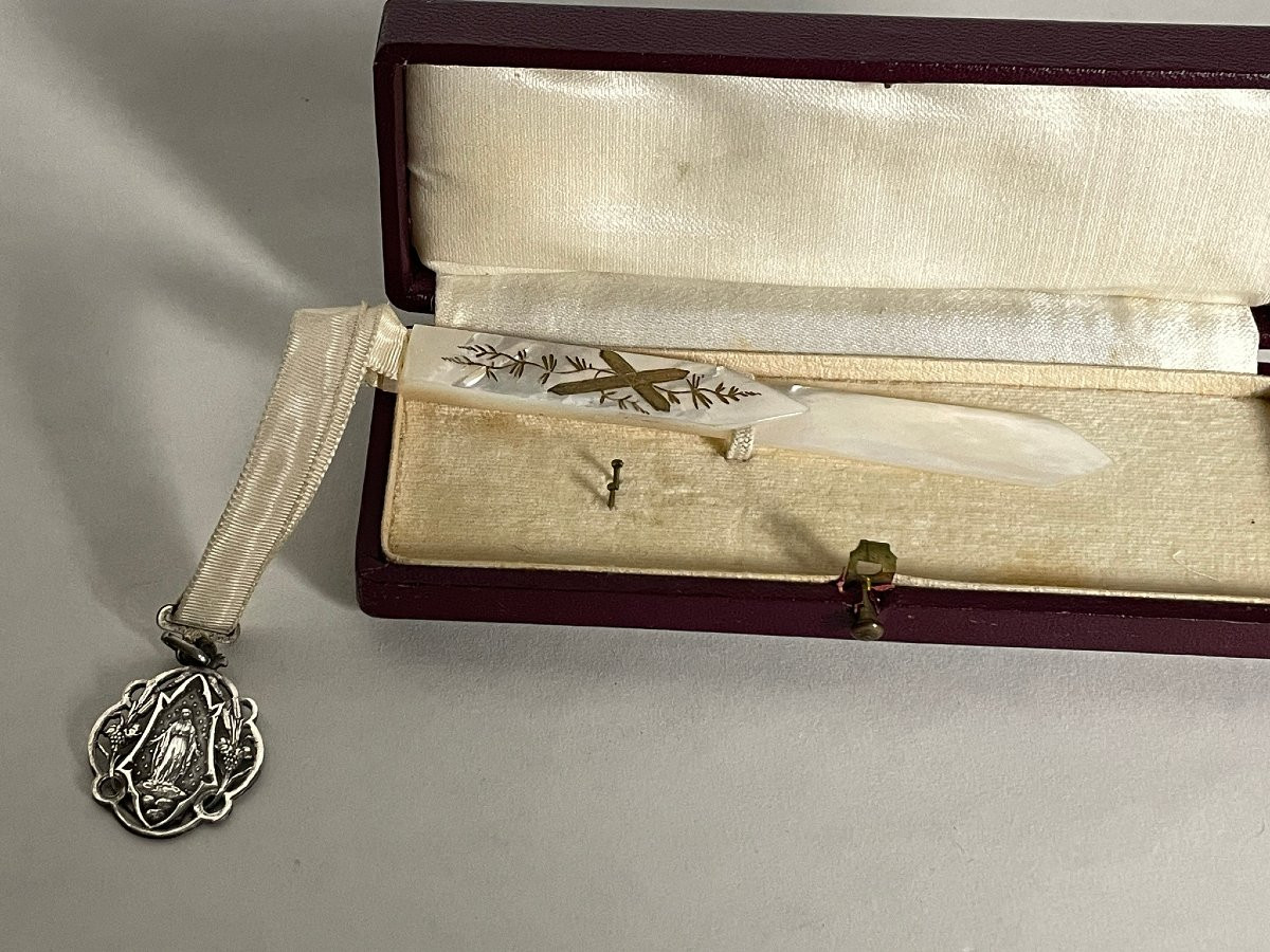 Signet, marque page en nacre et médaille de la Vierge-photo-3