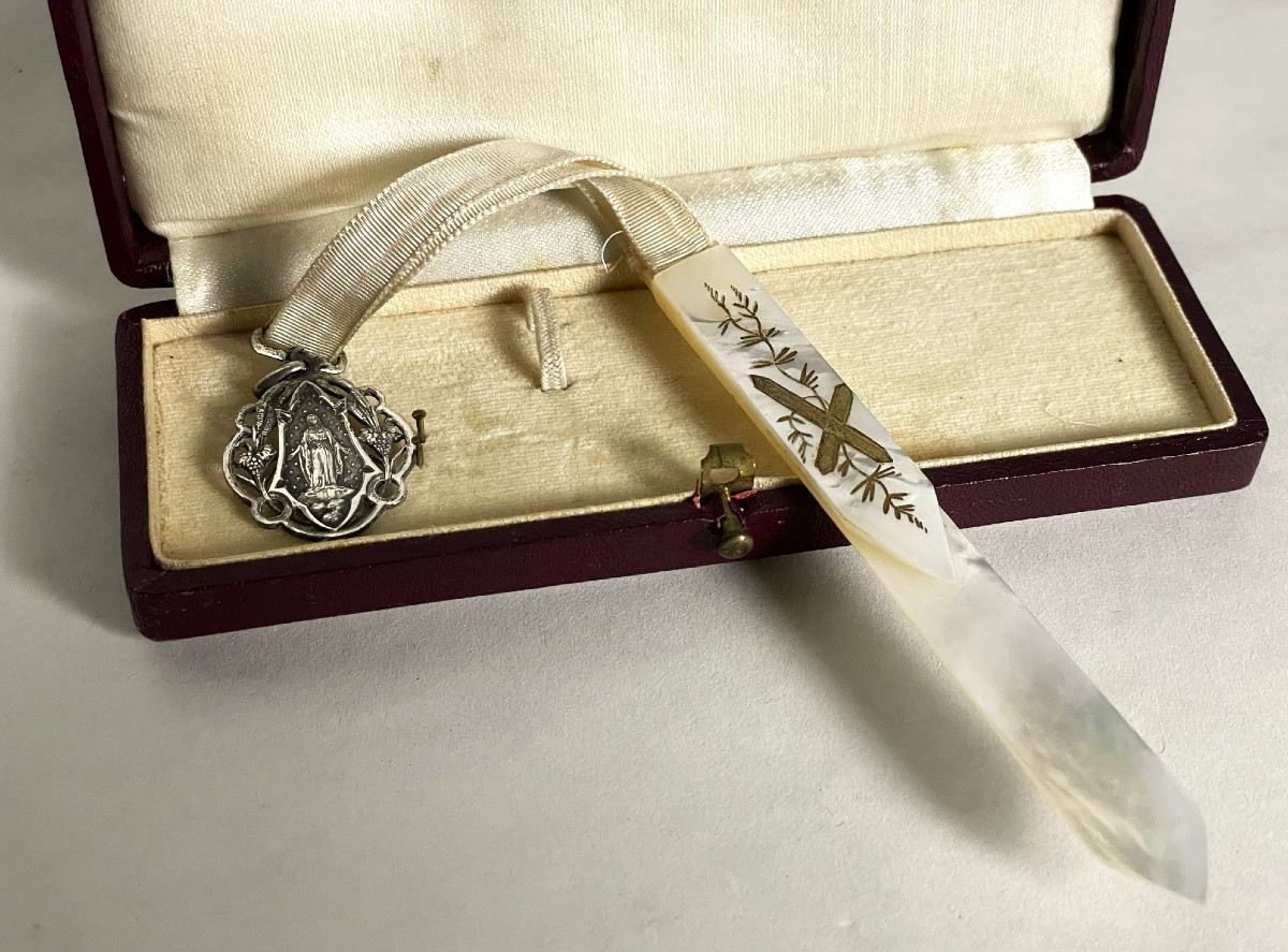 Signet, marque page en nacre et médaille de la Vierge