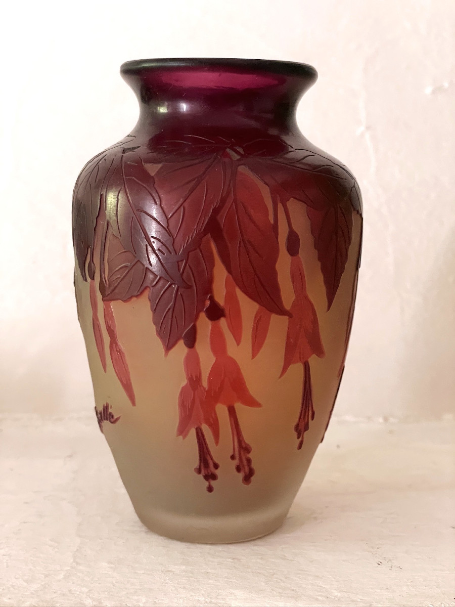 Vase Gallé rouge et jaune à décor de fuchsia royal