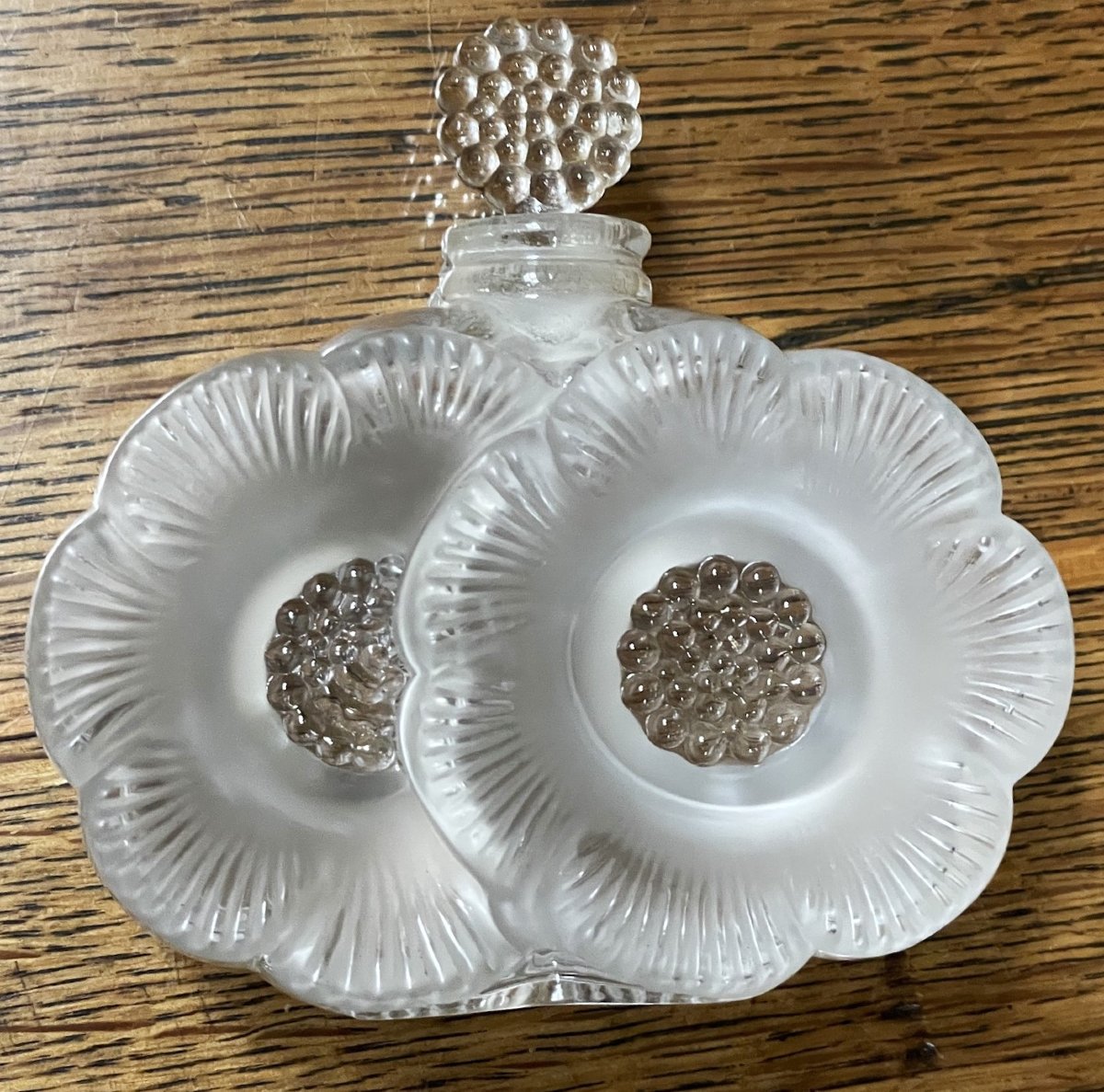 René Lalique flacon à parfum deux fleurs, modèle d’époque