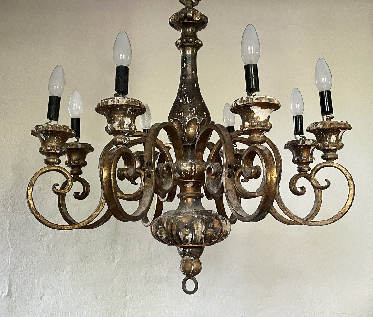 Large Eight-light Chandelier Made Of Painted Wood And Gilded Iron-photo-4