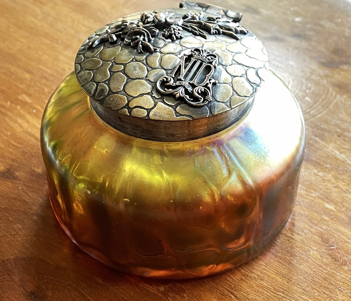 Encrier en verre irisé aux couleurs chatoyantes dlg de Loetz, Notre Dame de Lourdes