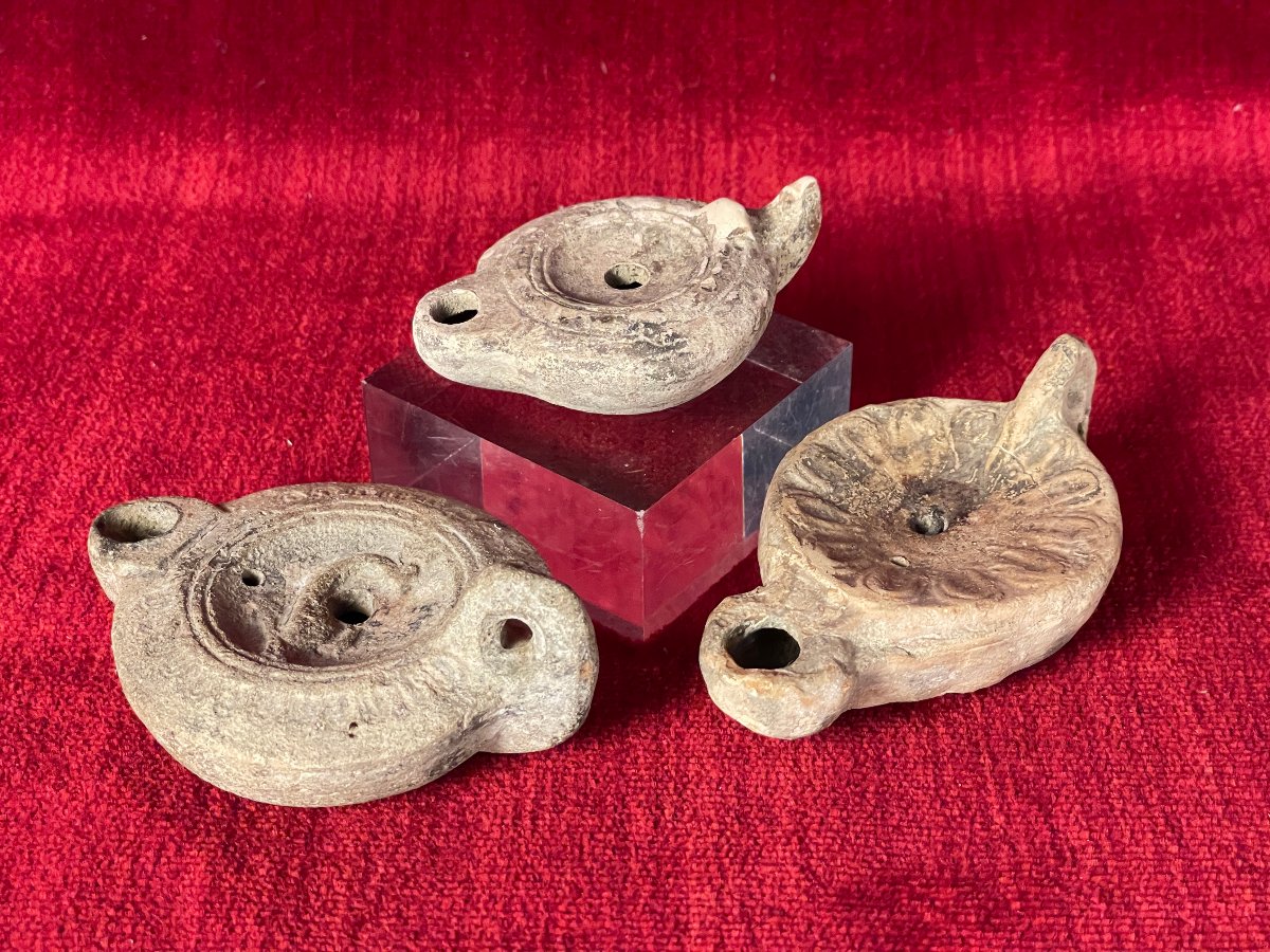 Trois lampes à huile en terre cuite Empire romain, IIᵉ–IIIᵉ siècle-photo-2
