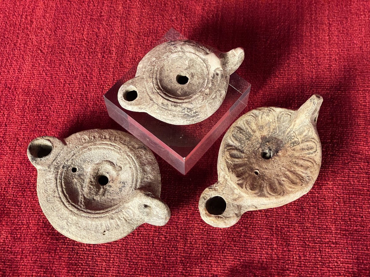 Trois lampes à huile en terre cuite Empire romain, IIᵉ–IIIᵉ siècle