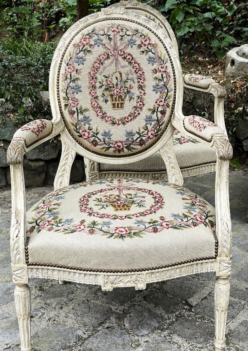 Suite de 4 larges fauteuils médaillon de style Louis XVI en bois sculpté garnis de tapisseries-photo-2