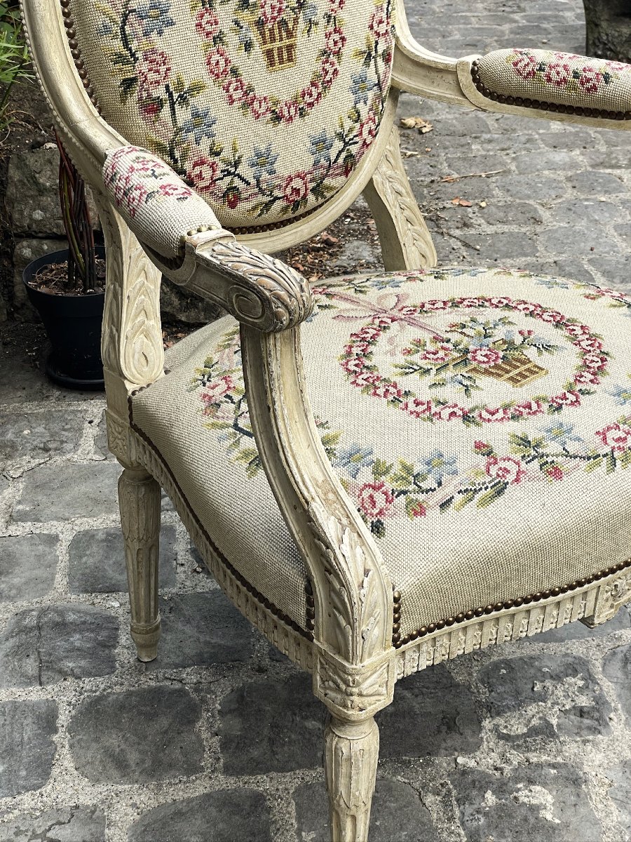 Suite de 4 larges fauteuils médaillon de style Louis XVI en bois sculpté garnis de tapisseries-photo-3
