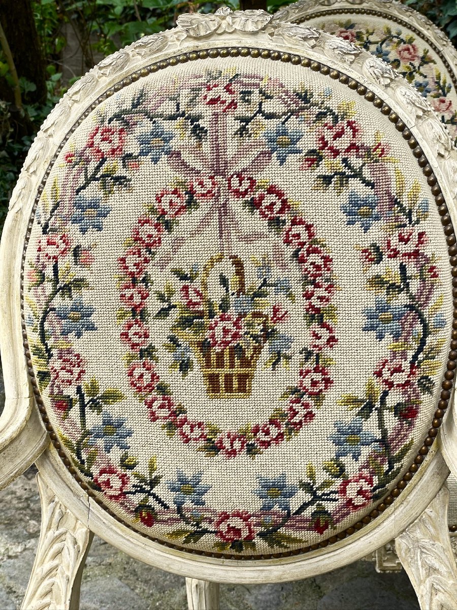 Suite de 4 larges fauteuils médaillon de style Louis XVI en bois sculpté garnis de tapisseries-photo-4