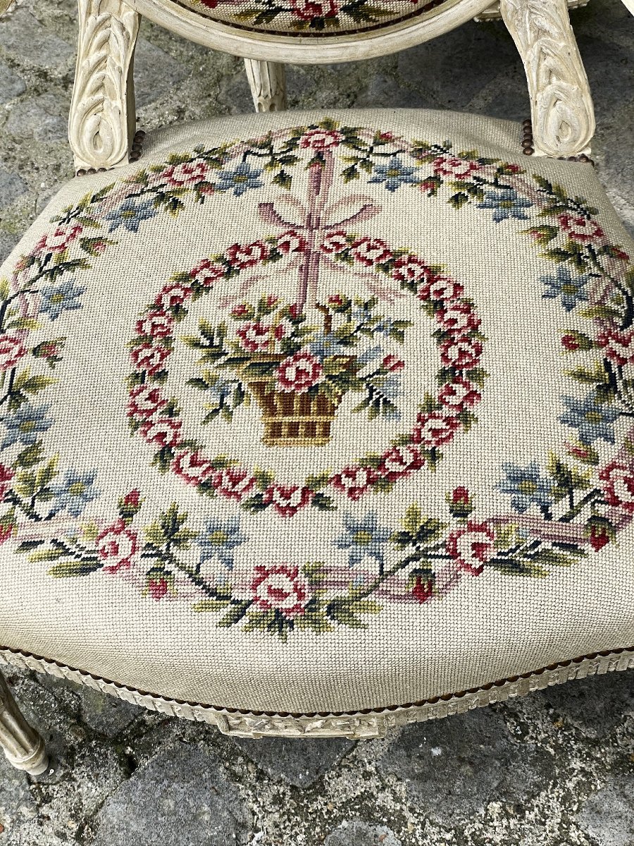 Suite de 4 larges fauteuils médaillon de style Louis XVI en bois sculpté garnis de tapisseries-photo-1