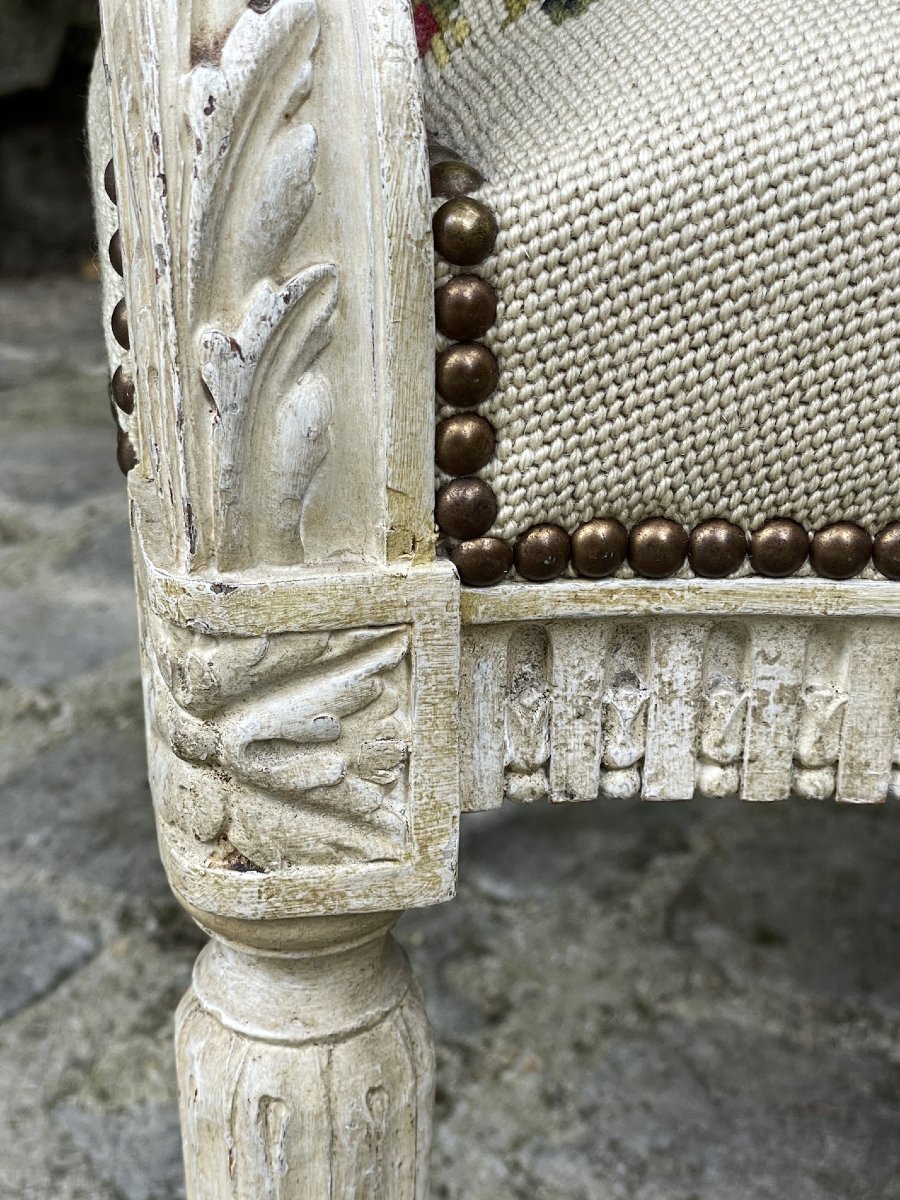 Suite de 4 larges fauteuils médaillon de style Louis XVI en bois sculpté garnis de tapisseries-photo-4