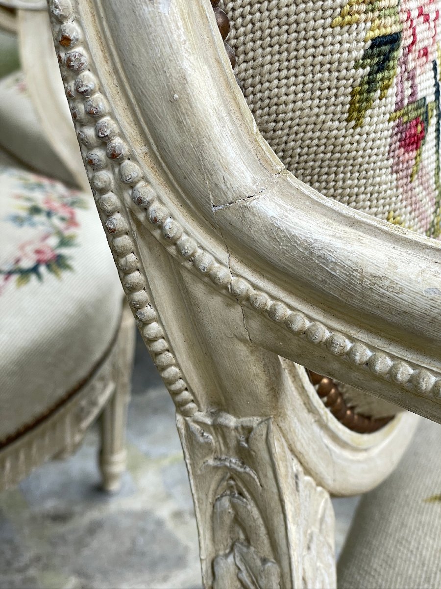 Suite de 4 larges fauteuils médaillon de style Louis XVI en bois sculpté garnis de tapisseries-photo-6