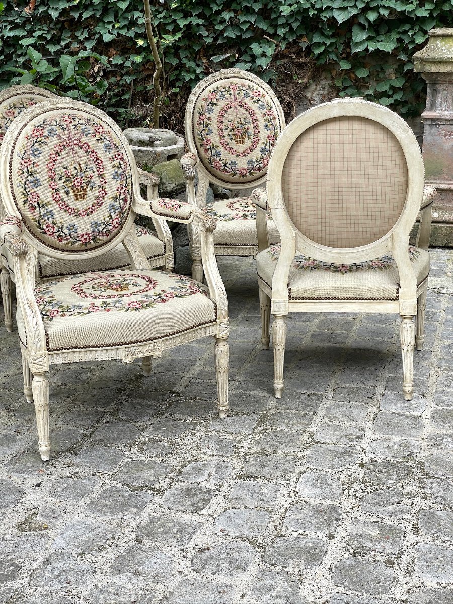 Suite de 4 larges fauteuils médaillon de style Louis XVI en bois sculpté garnis de tapisseries-photo-7
