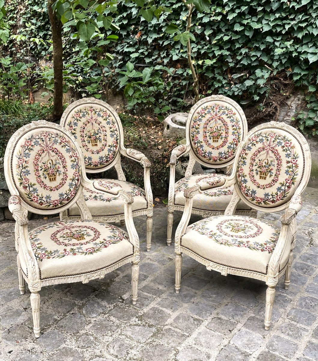 Suite de 4 larges fauteuils médaillon de style Louis XVI en bois sculpté garnis de tapisseries