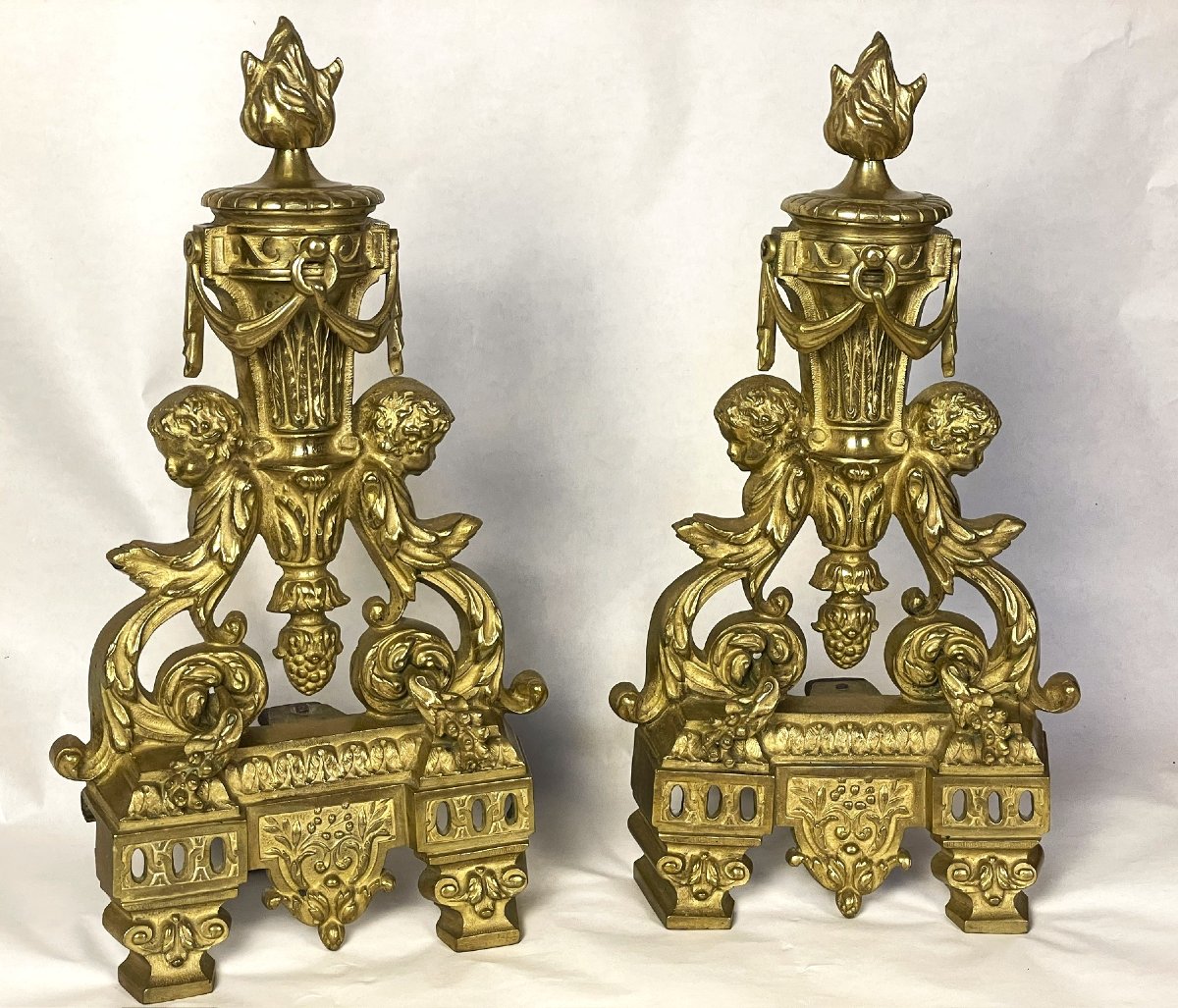 Paire de chenets en bronze à décor de chérubins, putti, époque Napoléon III