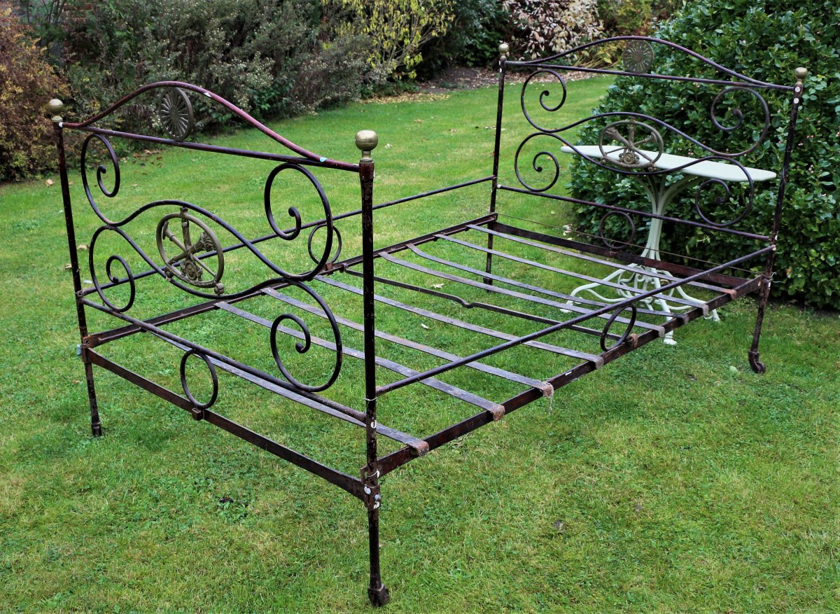 Large Empire Period Officer's Bed In Red Lacquered Metal