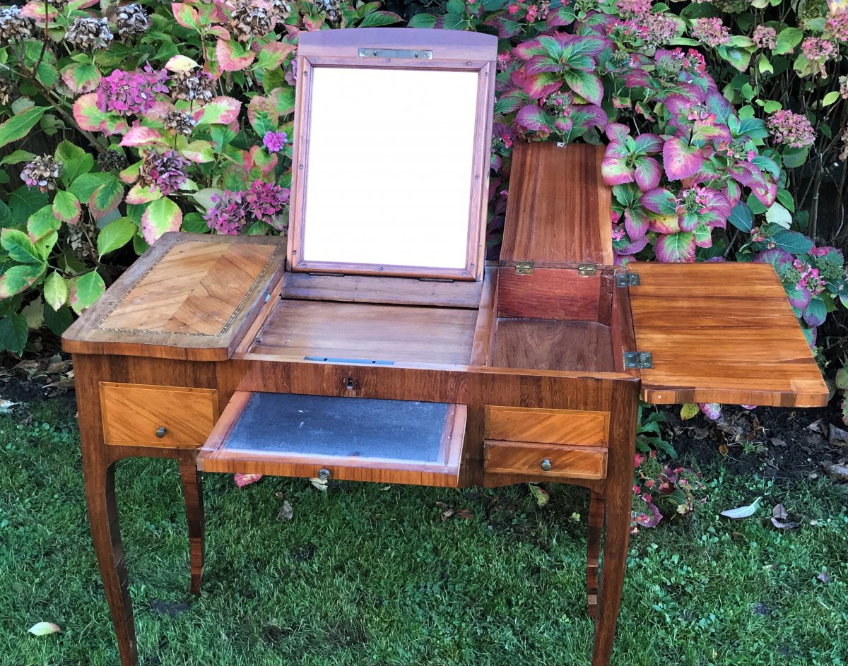 Coiffeuse écritoire d'époque Louis XV en placage de bois de rose et bois de violette.