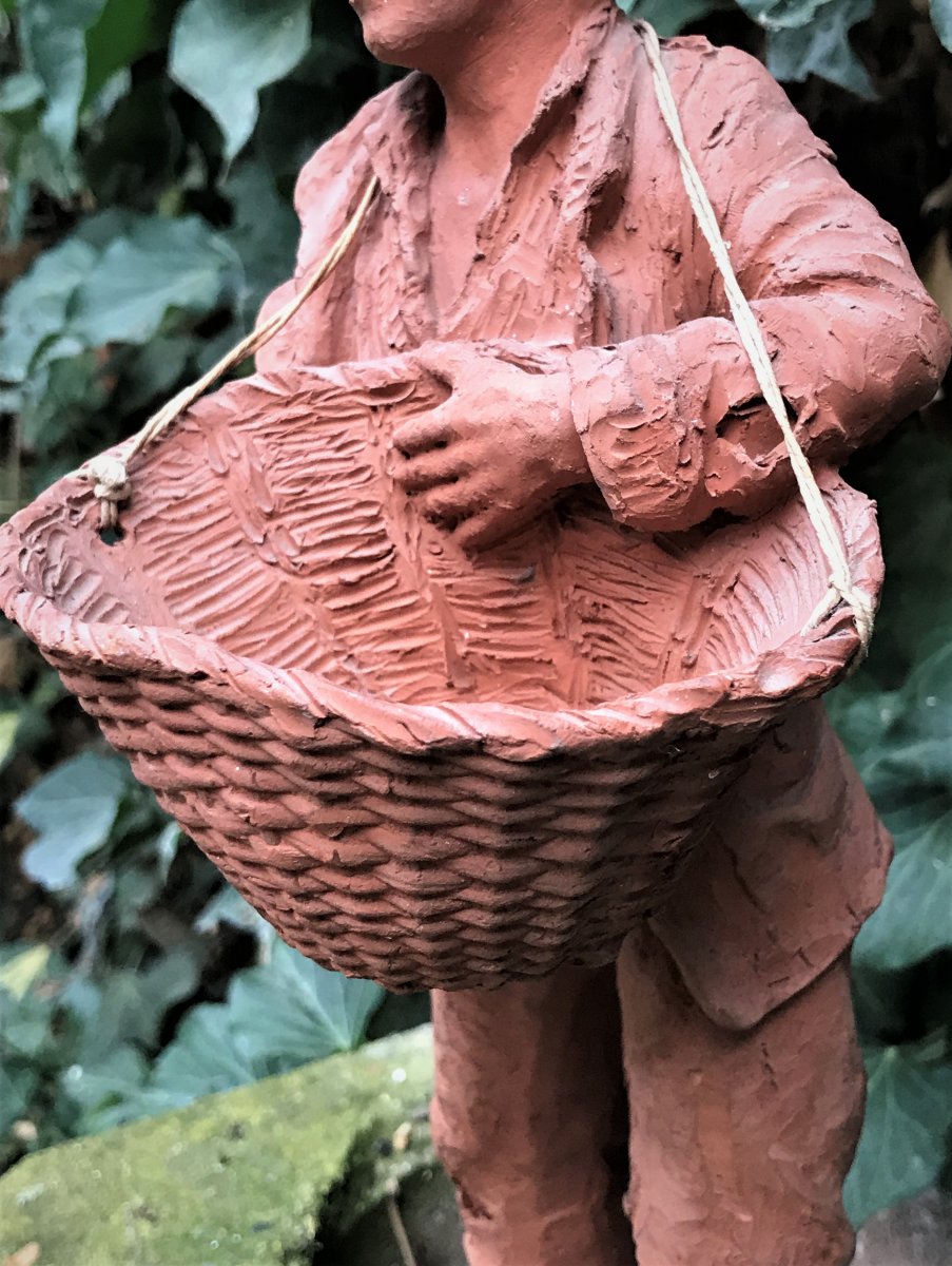 Sculpture en terre cuite : jeune homme en haillons portant un panier-photo-4